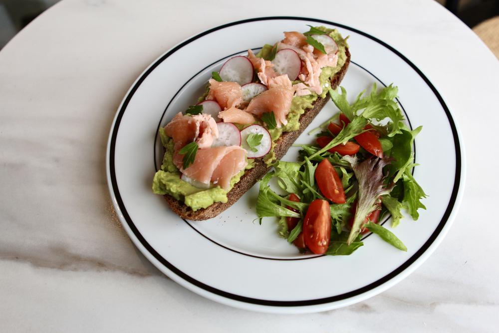 Авокадо тост с пушена сьомга - LAVENE