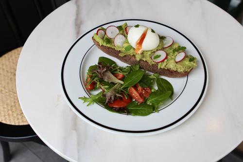Авокадо тост с яйце - LAVENE