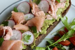 Авокадо тост с пушена сьомга - LAVENE