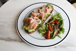 Авокадо тост с пушена сьомга - LAVENE